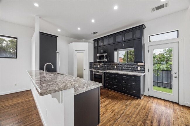 Photo - 2510 Genesee St
