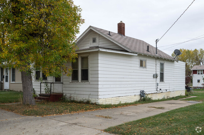 Building Photo - 1216 House in Northeast Minot! Pet Friendly!