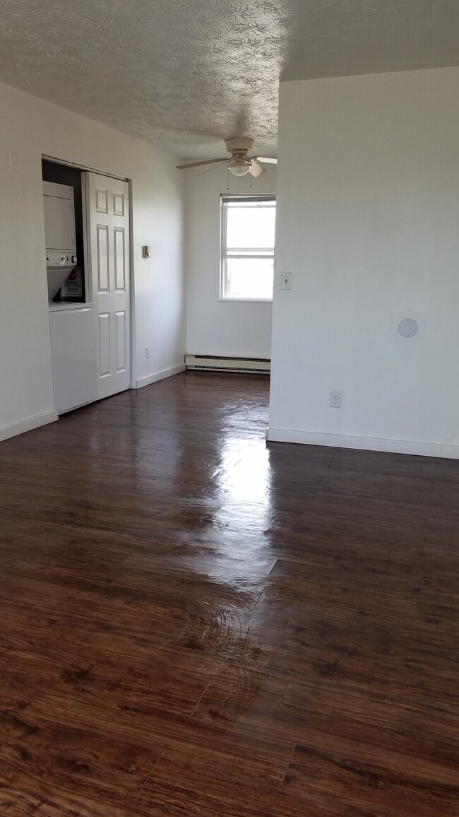 Family room, Washer-Dryer, Kitchen - 1227 Hilltop Dr Unit 3