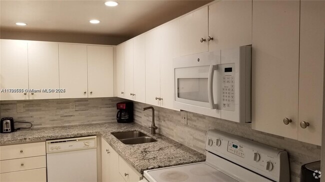 Building Photo - 1833 S Ocean Dr Unit 207 Rental