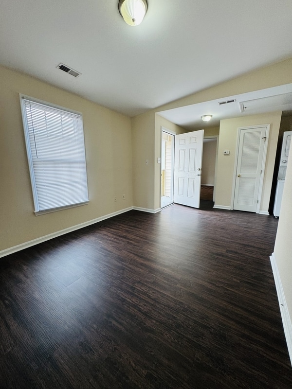 Photo - 1323 E 10th St