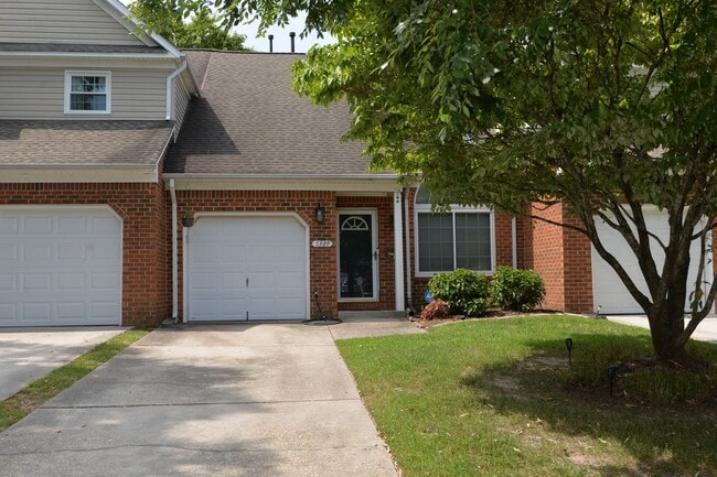 Building Photo - 2 Bedroom Townhome in Cypress Point North