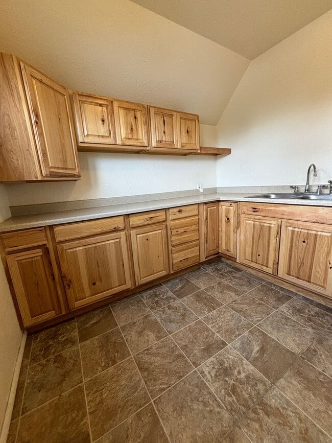 Building Photo - 1418 Phoenix Ave Unit 2