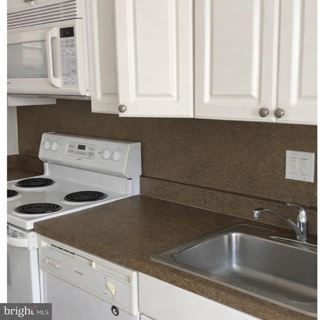 Building Photo - 407 S 10th St Unit 2