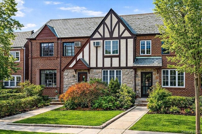 Building Photo - 67-68-68 Groton St