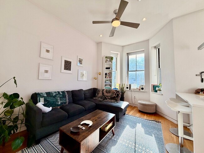 Building Photo - 1607 Tremont St Unit 2