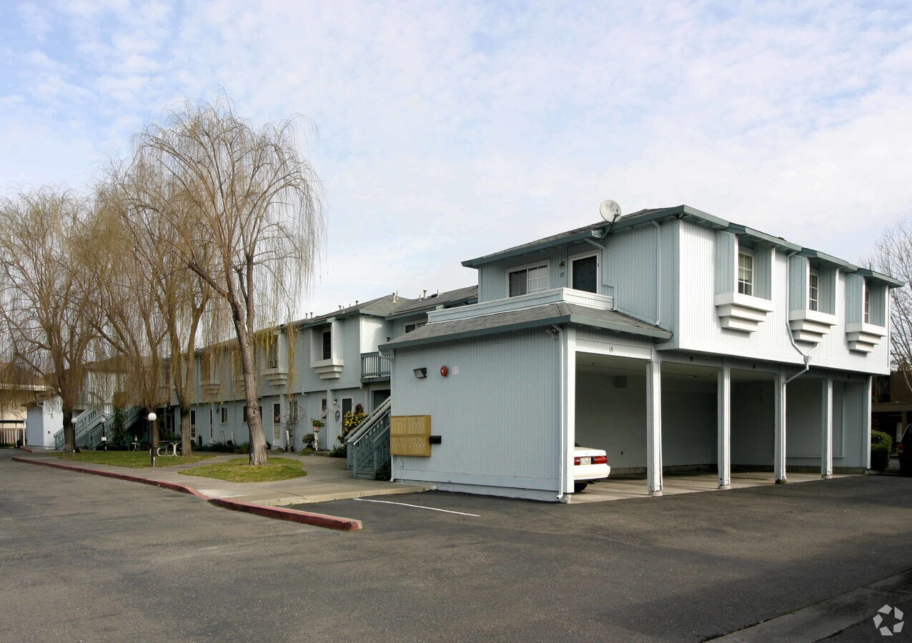 Russell Court Apartments - Russell Court Apartments