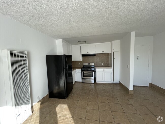 One bedroom kitchen & entrance - 1513 S Arlington Ave Rental