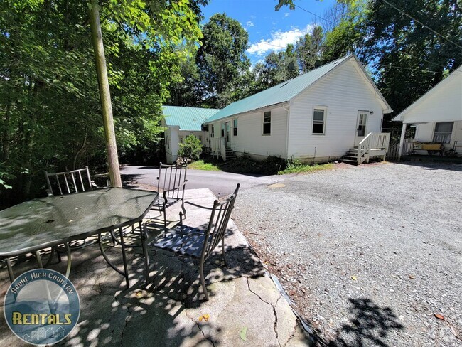 Building Photo - Two Bedroom Duplex Located on Shulls Mill ... Rental