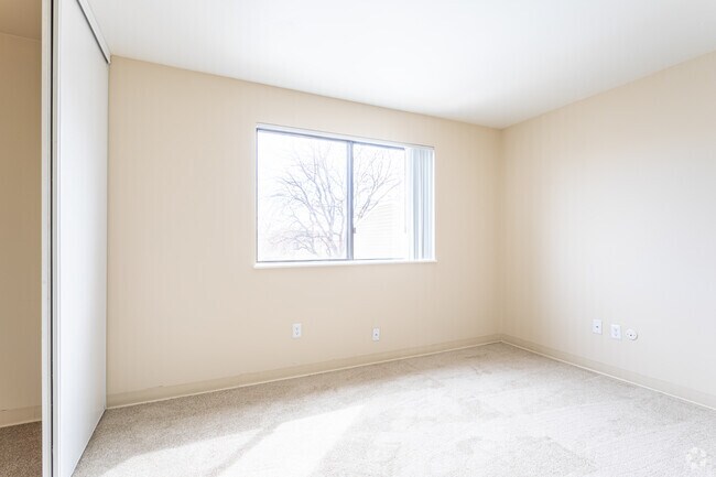 2BR, 1BA - 780SF