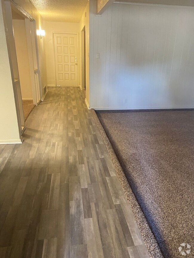 Building Photo - SPACIOUS 3 bedroom 2.5 bathroom townhome