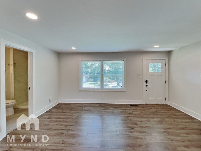 Photo - 60 Finch Dr SE