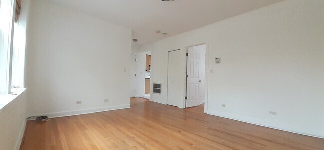 Photo - 3043 N Laramie Ave Unidad 2