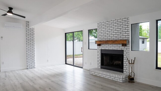 Photo - 15 N Saturn Ave