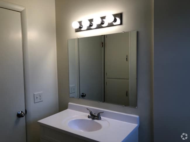 Building Photo - 1914 Lake Point Dr Unit C Rental