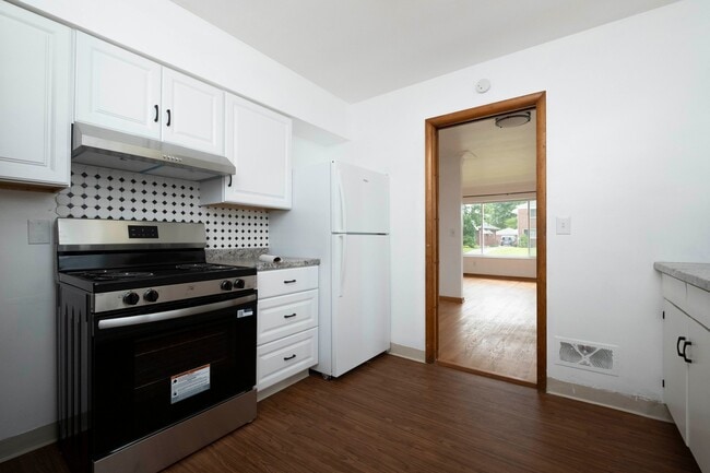 Building Photo - 3174 Sherbrooke Rd