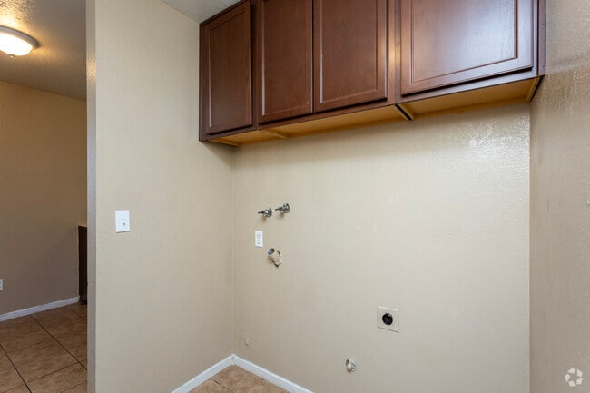 2BR, 1BA - 750SF - Laundry