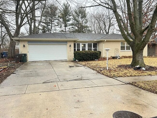 Brick Ranch with enclosed front porch - Brick Ranch with enclosed front porch Casa