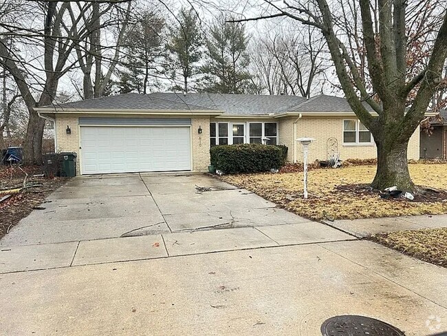 Building Photo - Brick Ranch with enclosed front porch Rental