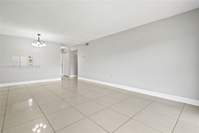 Photo - 301 NW 177th St Unidad 104