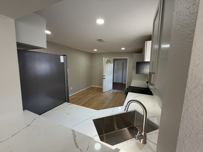 Photo - 1554 Scharpe St