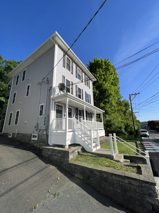 Photo - 307 N Main St Unidad 2