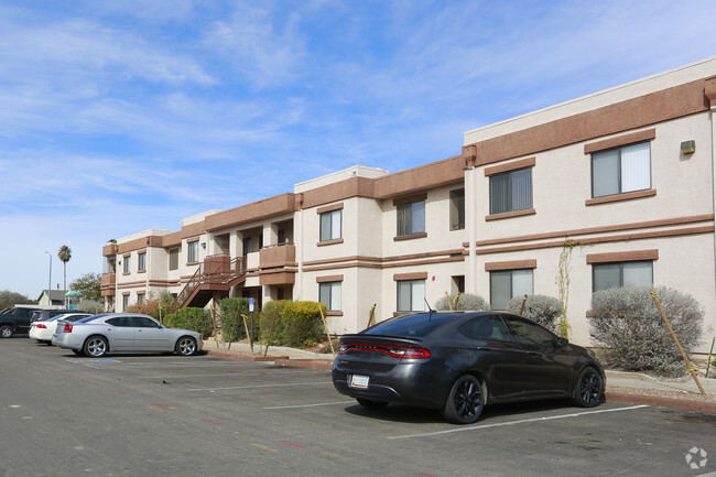 Building Photo - 2485 N Alvernon Way Rental