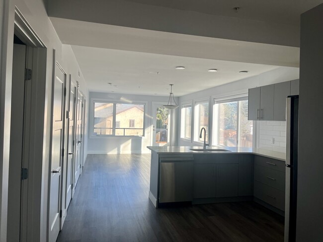 Photo - 2215-2247 47 St NW Unit 207