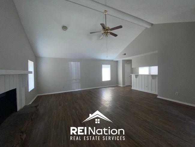MEMPHIS GEM! 3BR/2BA w/ High Vaulted Ceilings & Fireplace | Fenced Yard!