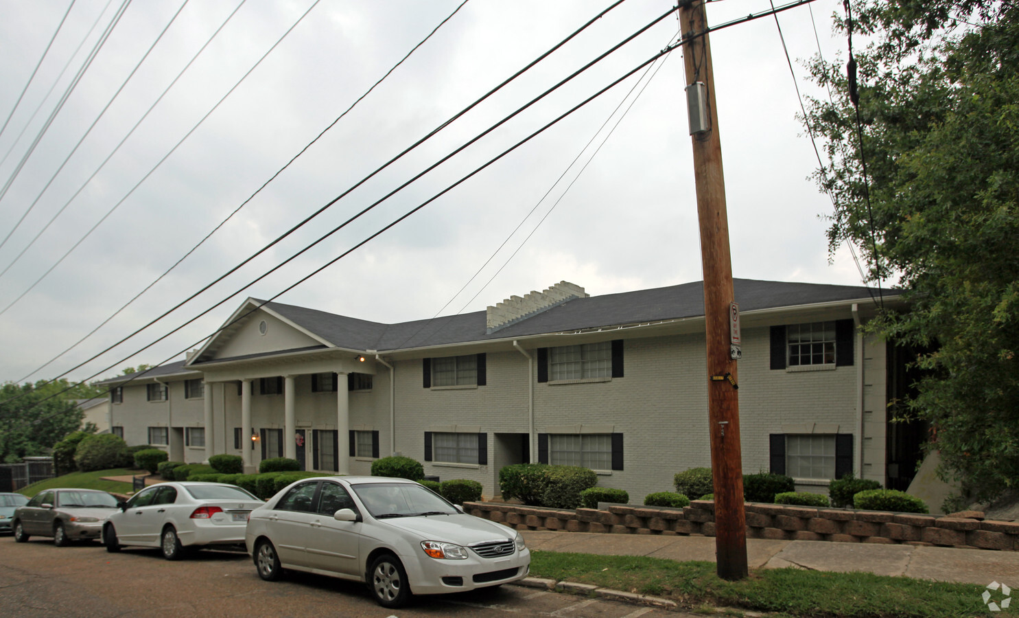 940 Bellevue Pl - 940 Bellevue Pl Apartments