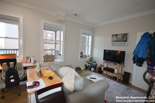 Building Photo - 10 Mount Hood Rd Unit 1 Rental