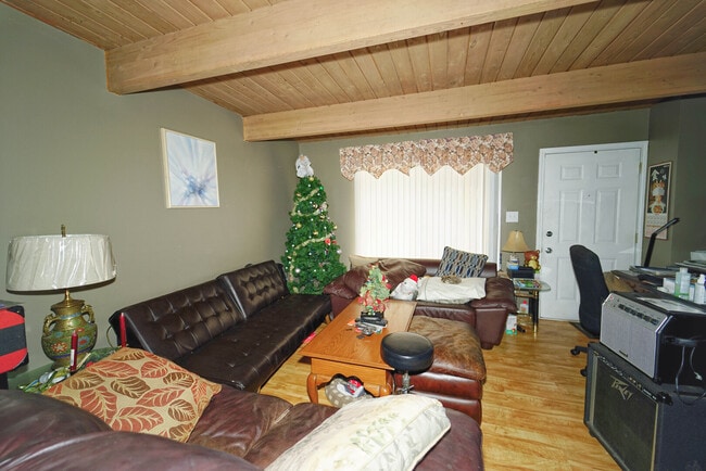 Photo - 389 Meadow Green Ln