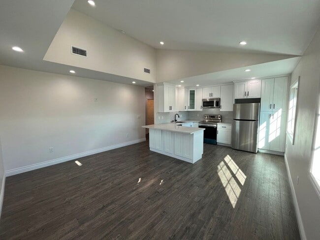 Building Photo - AVAILABLE NOW! 1+1 w/all appliances + private laundry! (21103 Mayall)