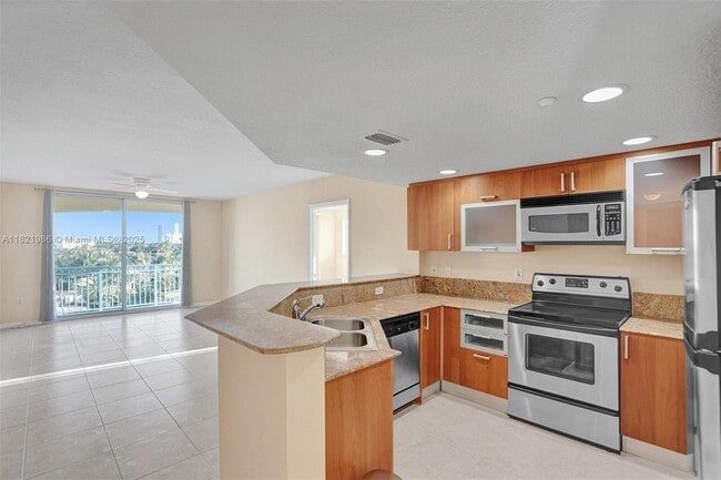 Building Photo - 201 Golden Isles Dr Unit 507 Rental