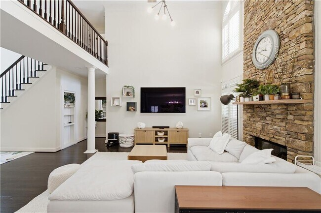 Photo - 303 Declaire Way NE