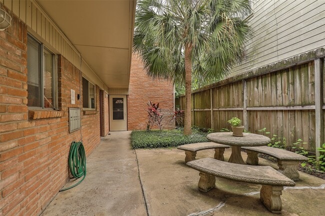 Building Photo - 2201 Driscoll St Unit 4
