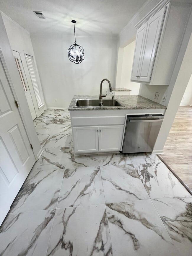 Photo - 110 Greystone Blvd
