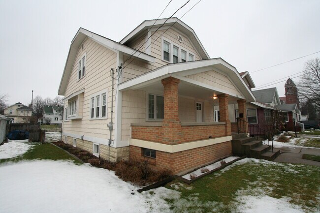 Photo - 233 Garfield Ave SW