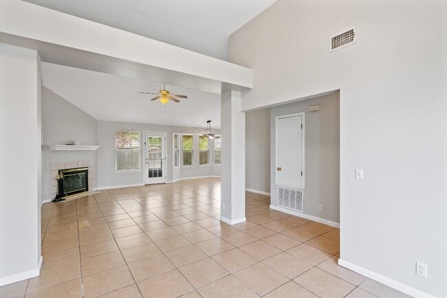 Photo - 604 Maplecreek Dr