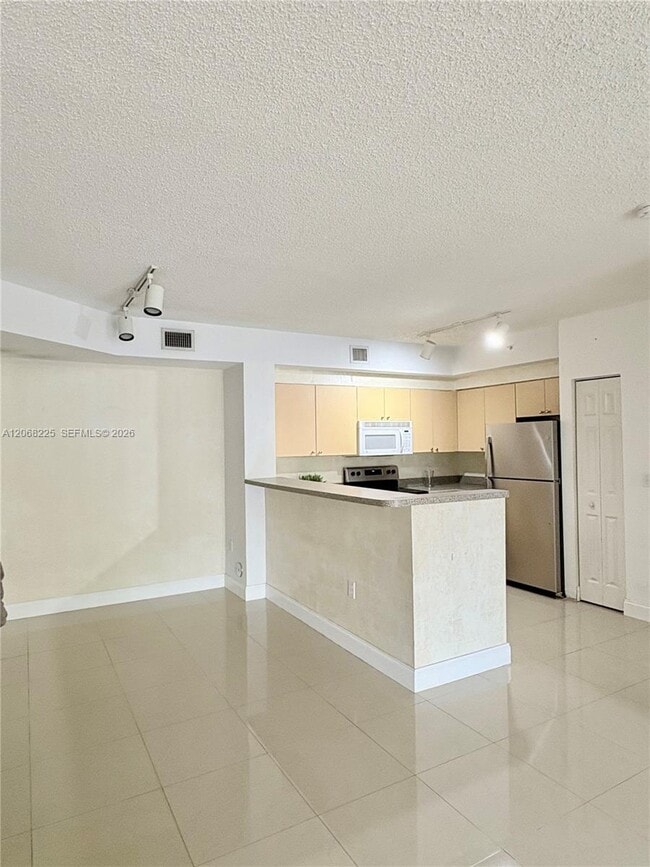 Building Photo - 8030 N Nob Hill Rd Unit 105