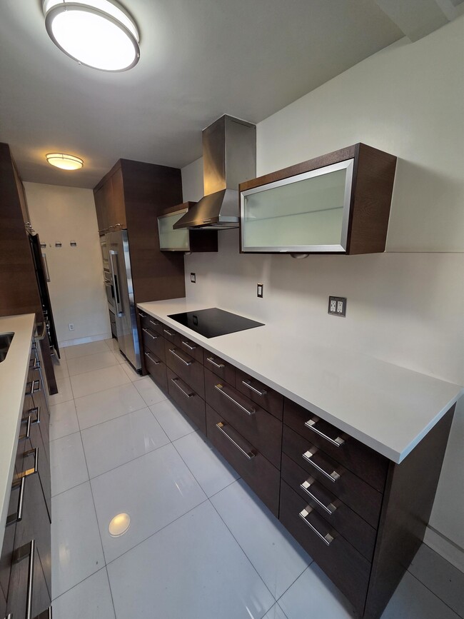 Photo - 1344 N Martel Ave Unit 305