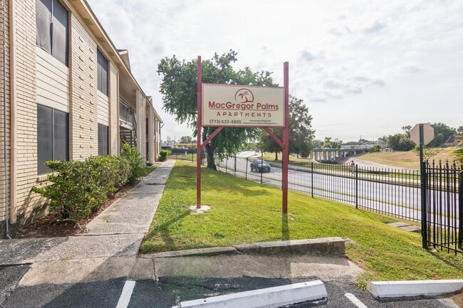 Building Photo - 3641 N MacGregor Way