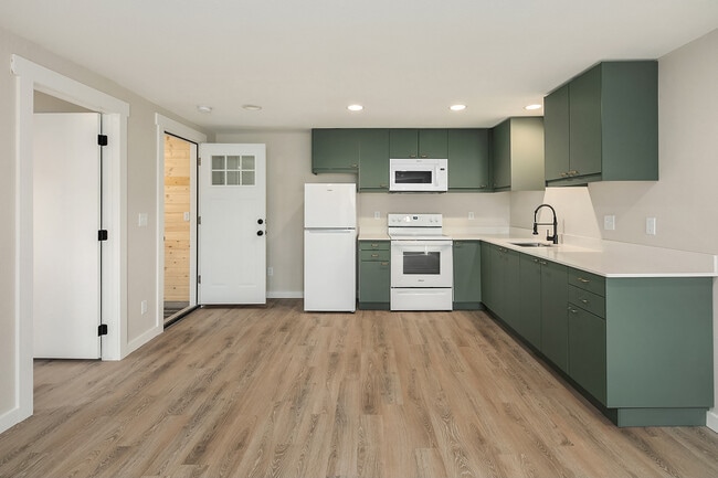 Enter in to a large kitchen - 2008 Parklane Avenue