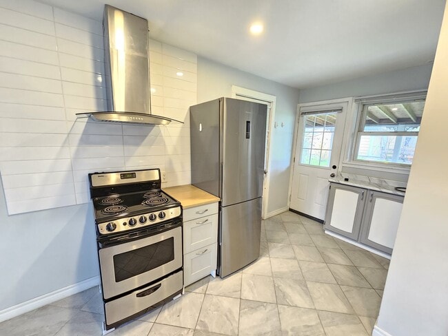 Photo - 99-99 Golden Blvd W