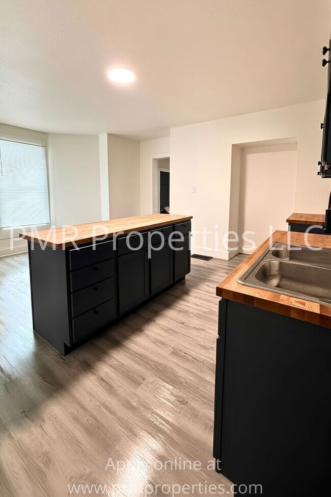 Photo - 6 Bedrooms / 3.5 Bathrooms House