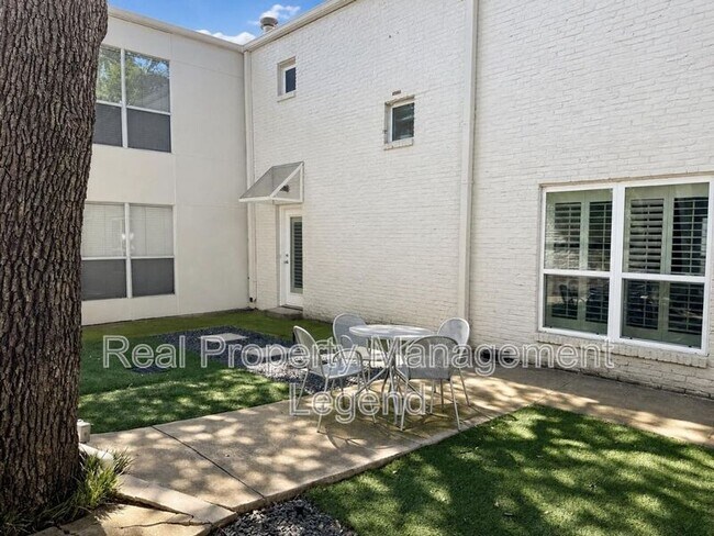 Photo - 4122 Travis St