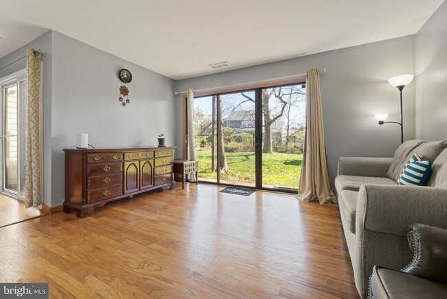 Building Photo - 15 B E Daisy Ln Unit 15A