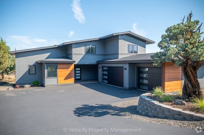 Building Photo - Stunning Home in Eagle Crest Resort Commun...