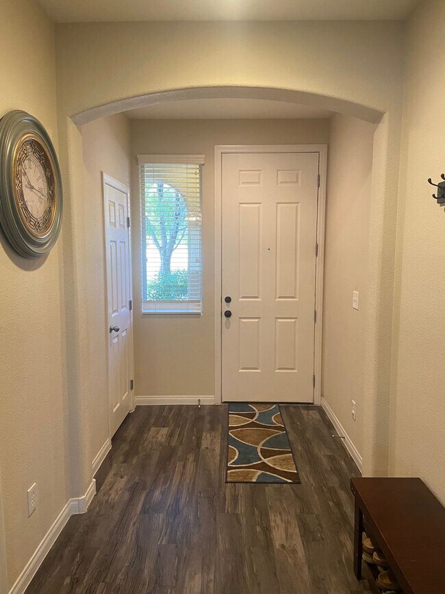 Photo - 3 Bedroom home / private yard