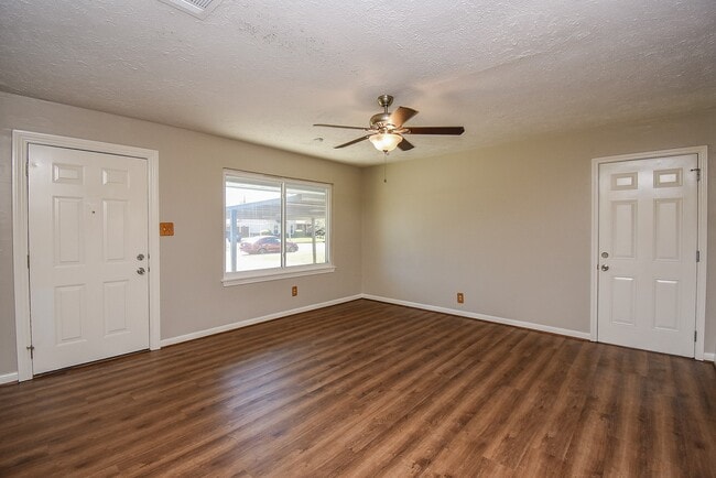 Photo - 7418 Jalna St